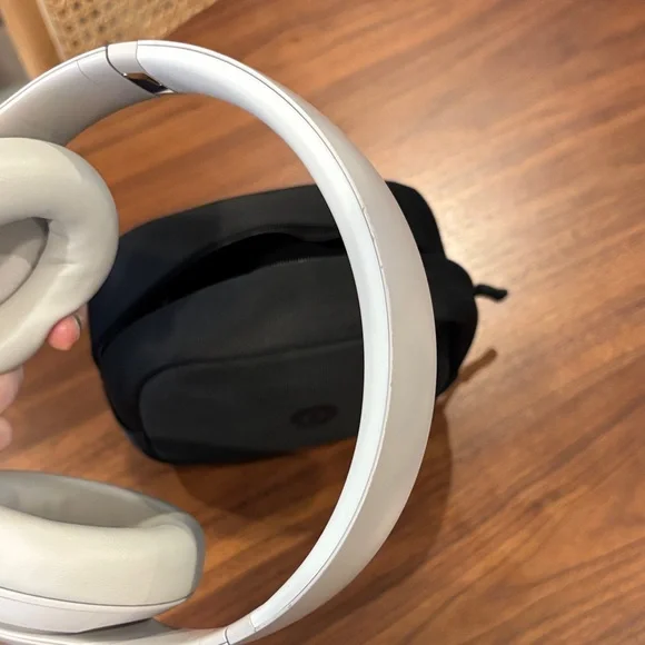 Beats Studio Pro Wireless Headphones in Sandstone - Picture 8 of 9